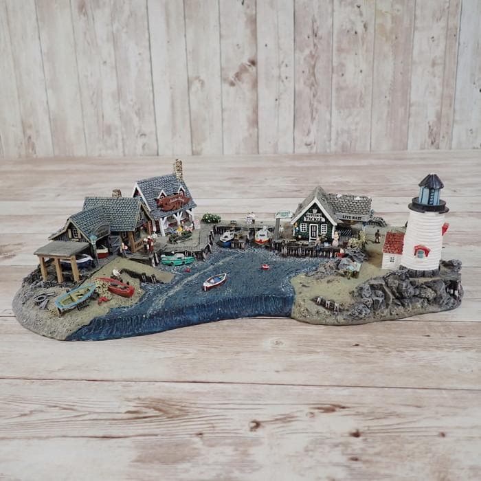 ダンバリーミント Fisherman's Cove ミニチュア灯台と漁村のセット
