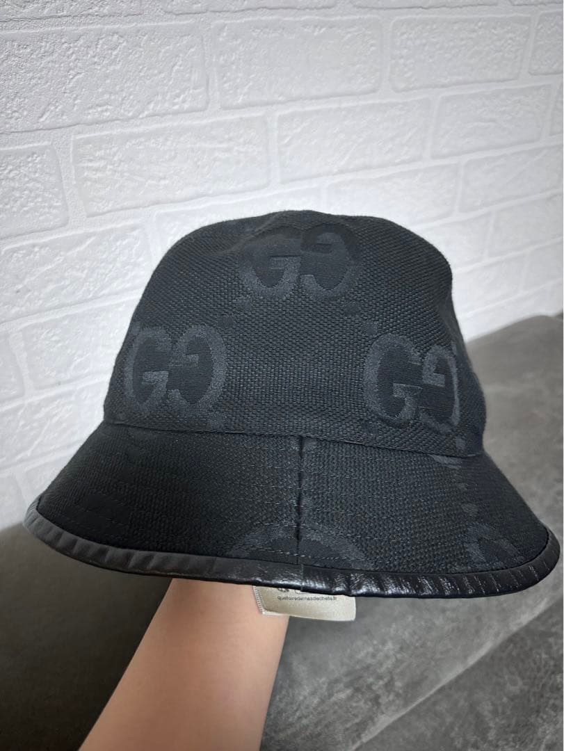 GUCCIのブラックバケットハット、スタイリッシュなデザイン。