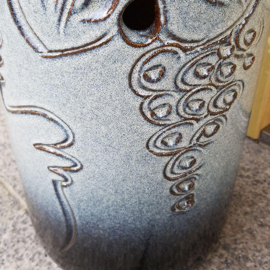 信楽焼　傘立て ぶどう彫り 高さ４７cm