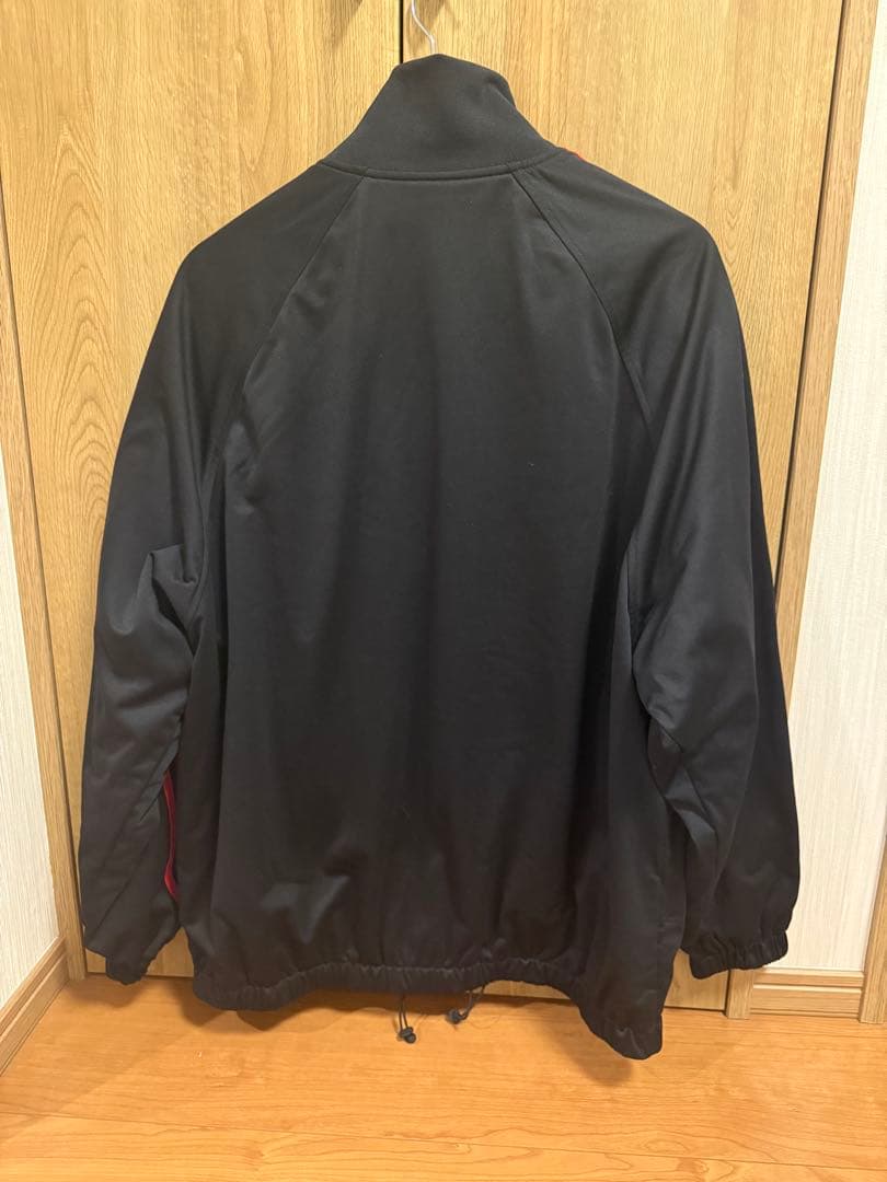 adidas 黒 赤 ストライプ ジャージ　korn
