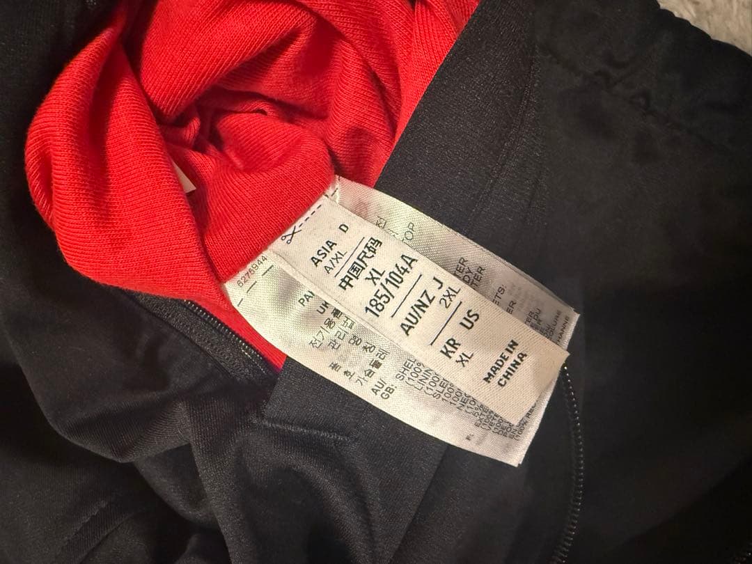 adidas 黒 赤 ストライプ ジャージ　korn