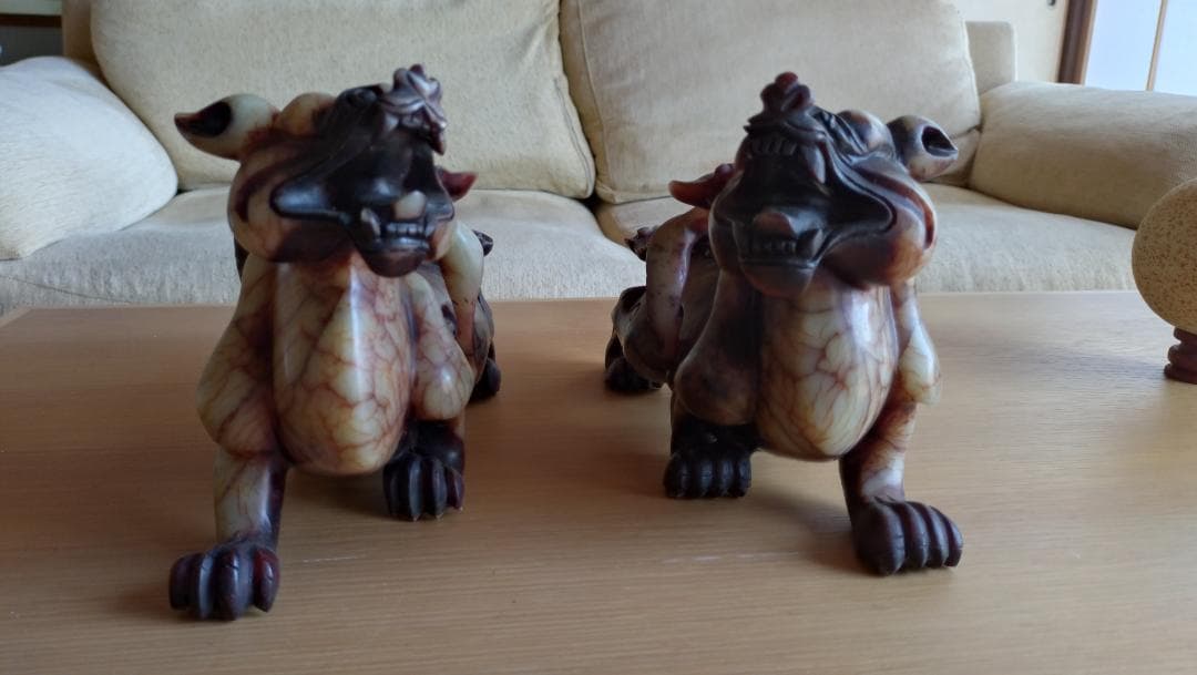 置物　虎と玉