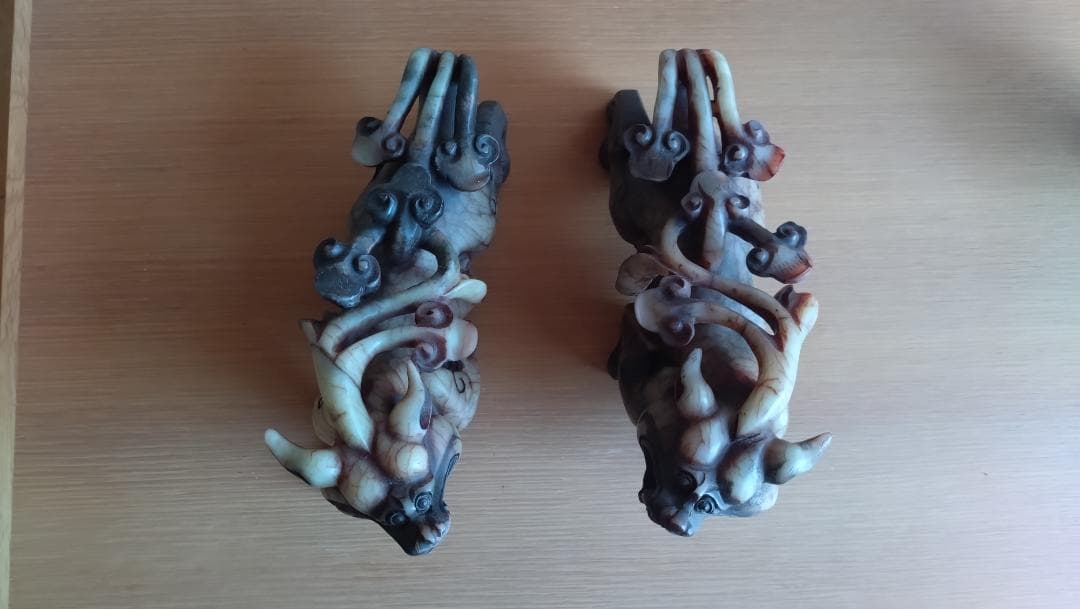 置物　虎と玉