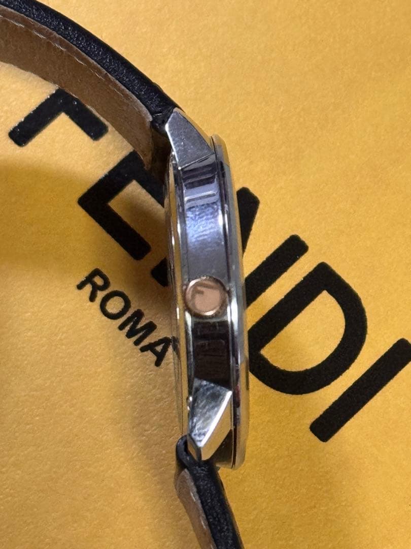 FENDI レザーベルト 時計 ブラック/ゴールド ズッカ柄 型押し ロゴ